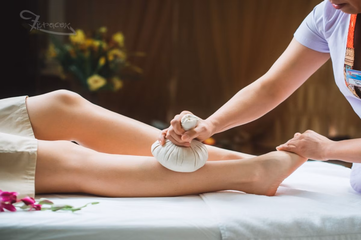 Fußreflex mit Kräuterstempel